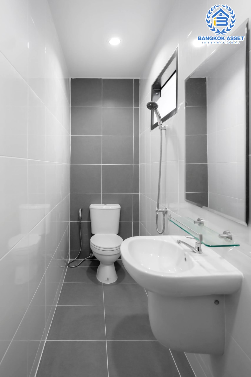 บ้านมือสองตกแต่งใหม่ บนทำเลที่ดีที่สุด! หน้าโครงการติด MRT "สถานีไทรม้า" ม.ซื่อตรง พระนั่งเกล้า-ท่าอิฐ ทาวน์เฮ้าส์หลังใหญ่ เนื้อที่ 26 ตร.ว. ฟังก์ชันจัดเต็ม 3 ห้องนอน 2 ห้องน้ำ 2 ที่จอดรถ ทำเลใกล้ เซ็นทรัลรัตนาธิเบศร์ และทางด่วน "งามวงศ์วาน"